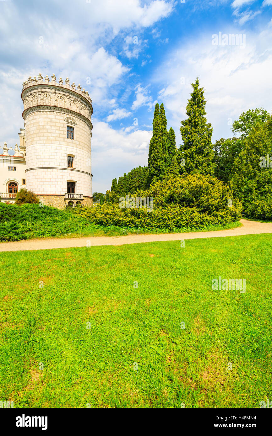 Torre di castello nei giardini del bellissimo castello di Krasiczyn su soleggiate giornate estive, Polonia Foto Stock