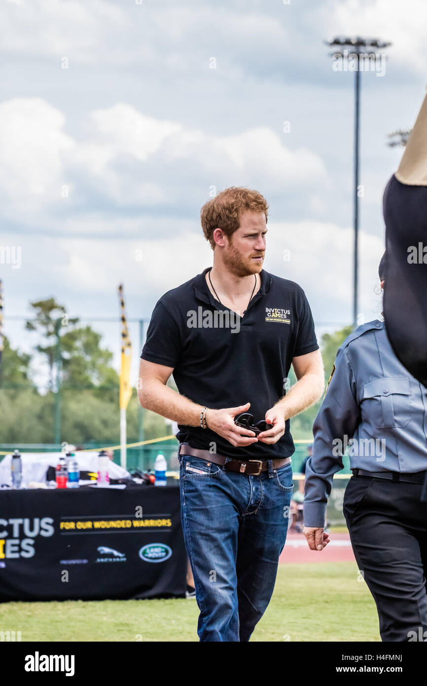 Il principe Harry, camminando sul campo per presentare le medaglie a una via e un campo premiazione durante la Invictus giochi su 10 Maggio 2016 a ESPN Grande Mondo degli Sports di Orlando, in Florida. Foto Stock