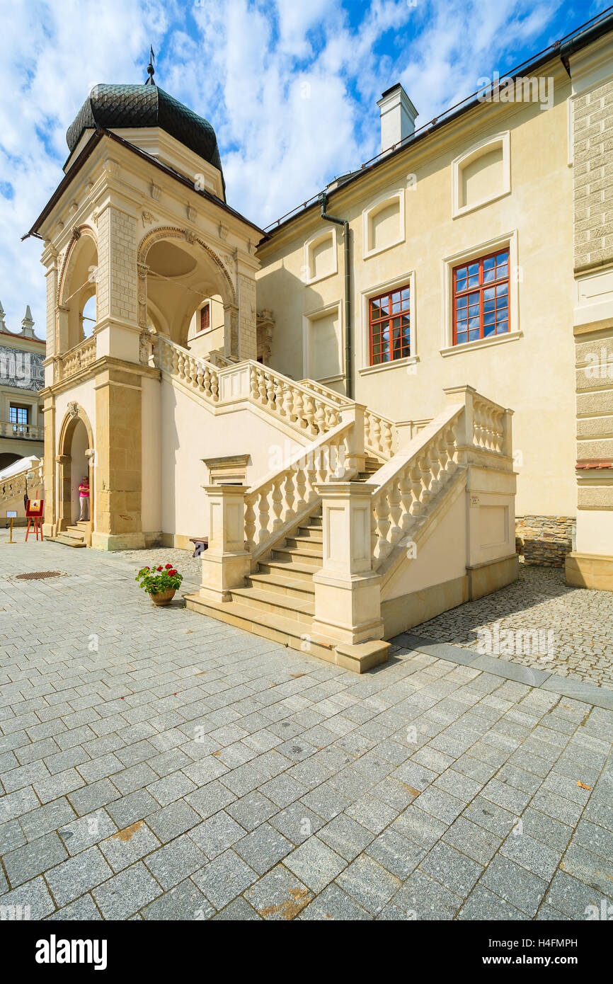 KRASICZYN CASTLE, Polonia - Agosto 3, 2014: cortile del castello di Krasiczyn sulla soleggiata giornata estiva. Festival di cultura giapponese qui si svolge ogni agosto. Foto Stock