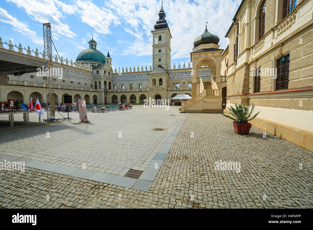 KRASICZYN CASTLE, Polonia - Agosto 3, 2014: cortile del castello di Krasiczyn sulla soleggiata giornata estiva. Festival di cultura giapponese qui si svolge ogni agosto. Foto Stock