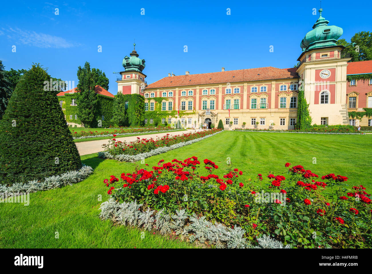 Rose rosse nei giardini del bellissimo Castello Lancut su soleggiate giornate estive, Polonia Foto Stock