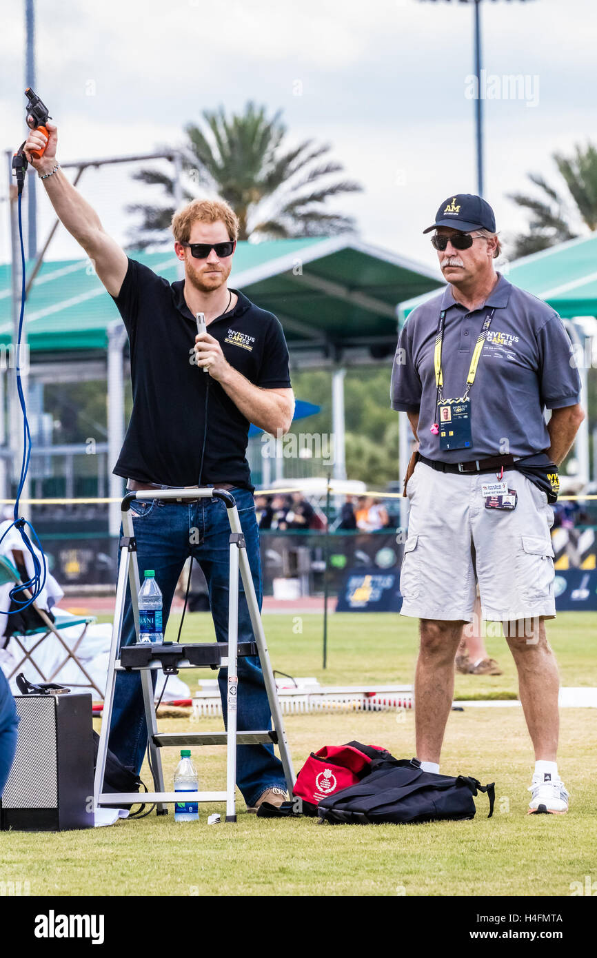 Il principe Harry incendi la pistola di avviamento per iniziare una pista e sul campo durante l'evento Invictus giochi su 10 Maggio 2016 a ESPN Grande Mondo degli Sports di Orlando, in Florida. Foto Stock