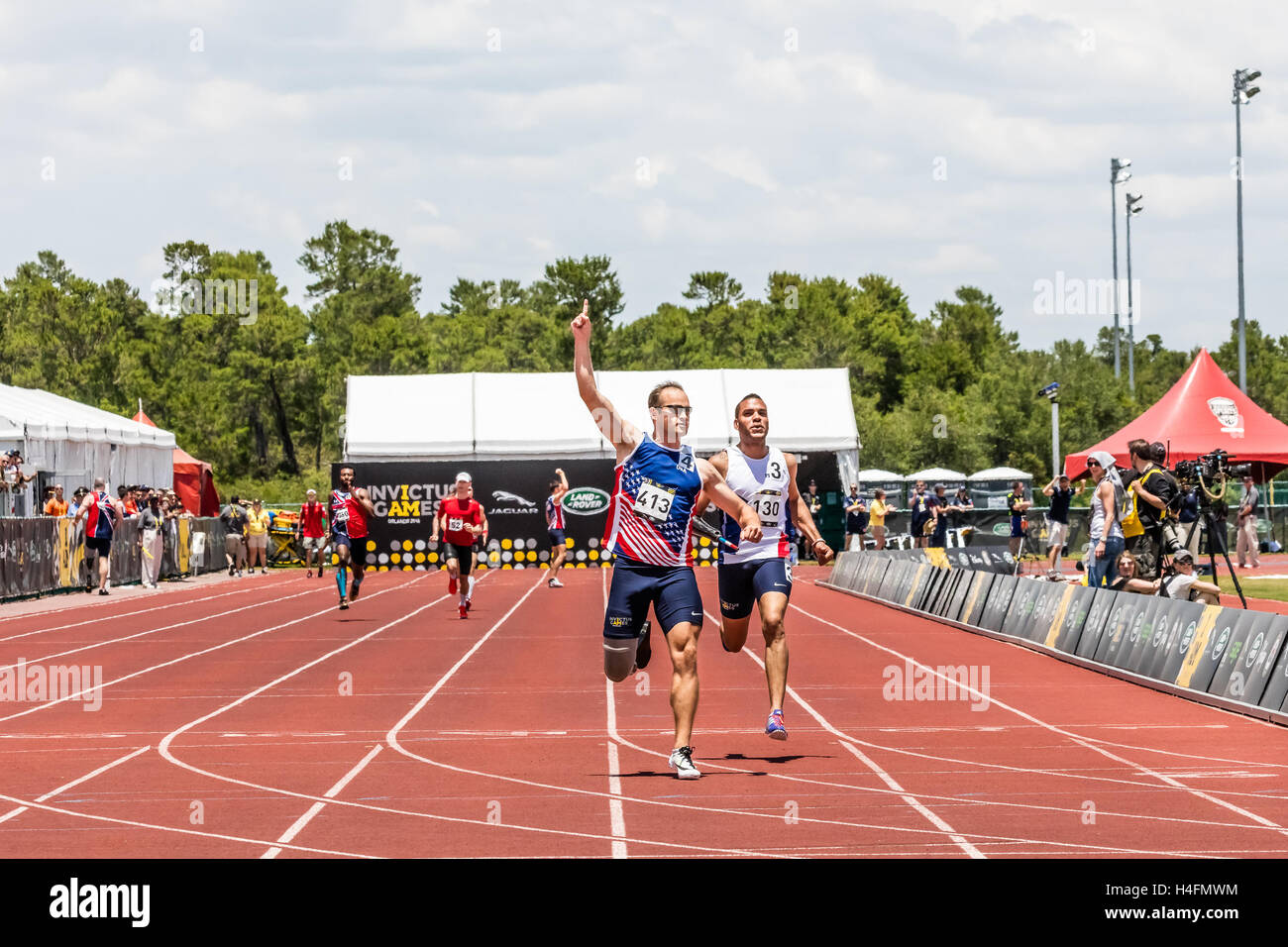 Robert Brown (Wcap) attraversa la linea del traguardo prima di vincere il team usa una medaglia d'oro nel misto 4x100 Relè del misuratore. Alain Akakpo, di Francia, ha tagliato il traguardo proprio dietro di lui, vincendo l'argento per il team Francia. La traccia eventi hanno avuto luogo durante I Foto Stock