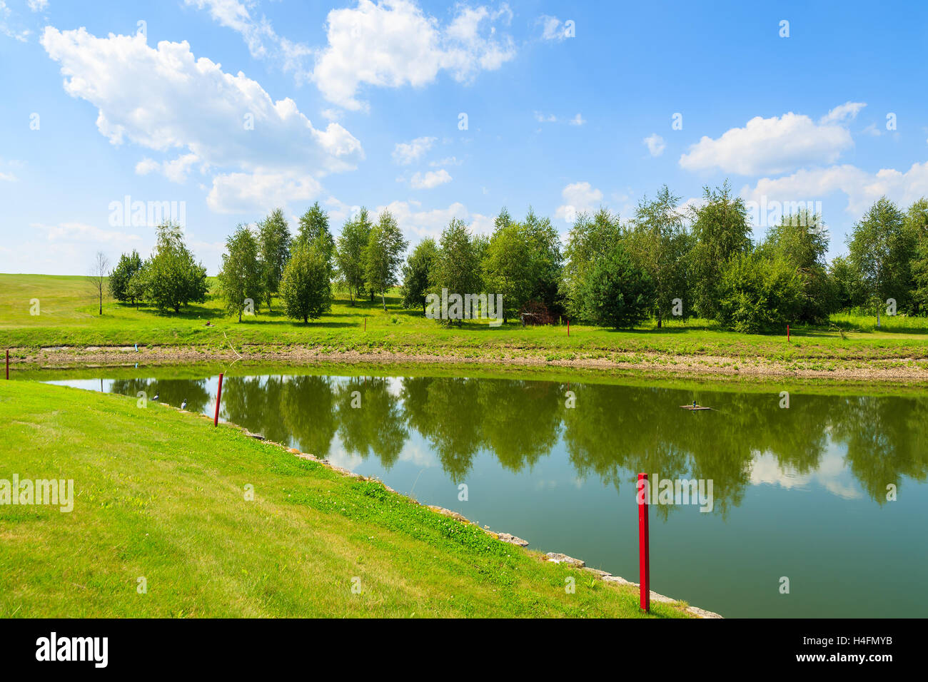 Lago nel verde paesaggio della stagione estiva vicino a Cracovia in Polonia Foto Stock