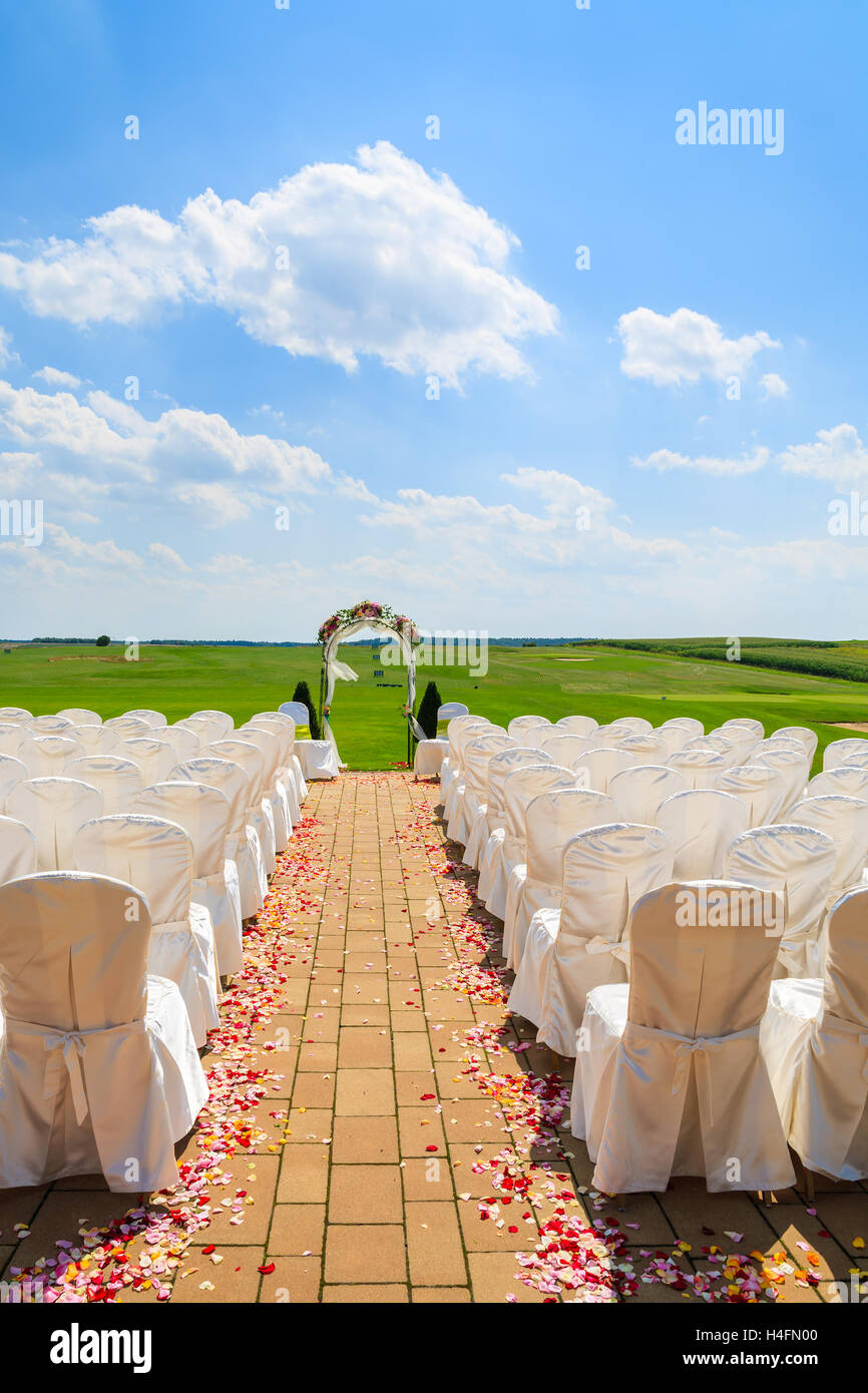 Vicolo con fila di sedie bianche in golf club preparato per la cerimonia di sarchiatura, Polonia Foto Stock