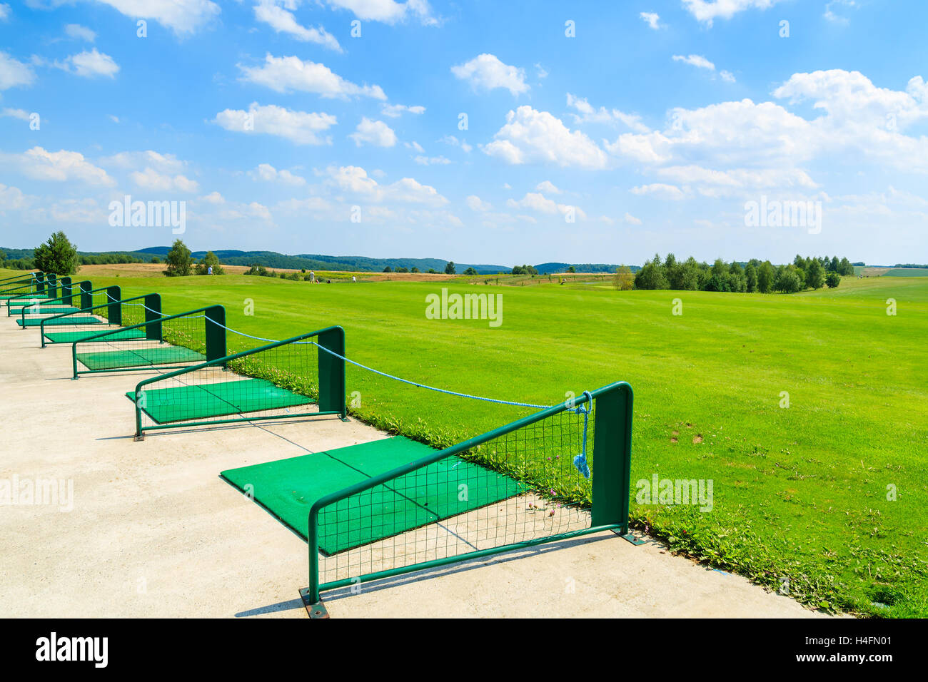 PACZULTOWICE GOLF CLUB, Polonia - Agosto 9, 2014: intervallo lungo la stazione di ripresa in un bel gioco di golf area sulla soleggiata giornata estiva. Il golf diventa popolare sport tra ricchi poli. Foto Stock