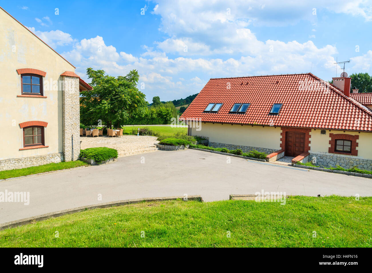 Il ristorante con tavoli e sedie sulla terrazza soleggiata nel villaggio Paczultowice, Polonia Foto Stock