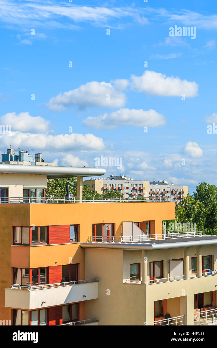 Vista della nuova città appartamenti con splendida nuvole sul cielo blu, Cracovia in Polonia Foto Stock