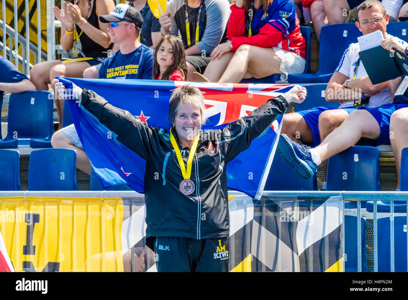 Giuseppina Barrett di Nuova Zelanda orgogliosamente mostra fuori la sua medaglia di bronzo per le donne del 50 LC Rana ISC durante l'Invictus giochi su 11 maggio 2016 presso la ESPN Wide World of Sports Complex di Orlando, FL. Foto Stock Giuseppina Barrett di Nuova Zelanda orgogliosamente mostra fuori la sua medaglia di bronzo per le donne del 50 LC Rana ISC durante l'Invictus giochi su 11 maggio 2016 presso la ESPN Wide World of Sports Complex di Orlando, FL. Foto Stock