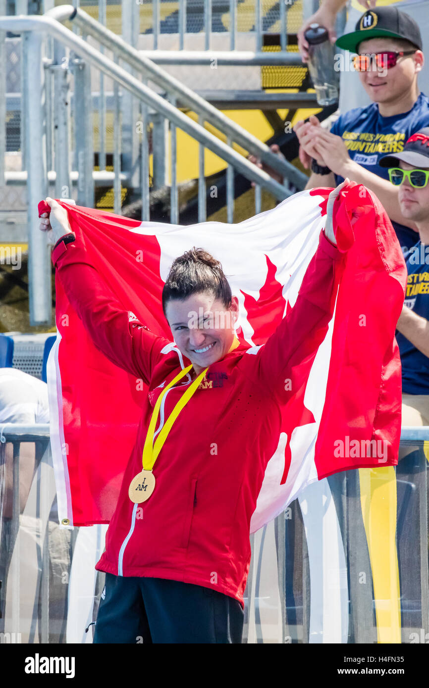 Mireille Poulin del Canada orgogliosamente mostra fuori la sua medaglia d'oro per le donne del 50 LC Rana ISC durante l'Invictus giochi su 11 maggio 2016 presso la ESPN Wide World of Sports Complex di Orlando, FL. Foto Stock Mireille Poulin del Canada orgogliosamente mostra fuori la sua medaglia d'oro per le donne del 50 LC Rana ISC durante l'Invictus giochi su 11 maggio 2016 presso la ESPN Wide World of Sports Complex di Orlando, FL. Foto Stock