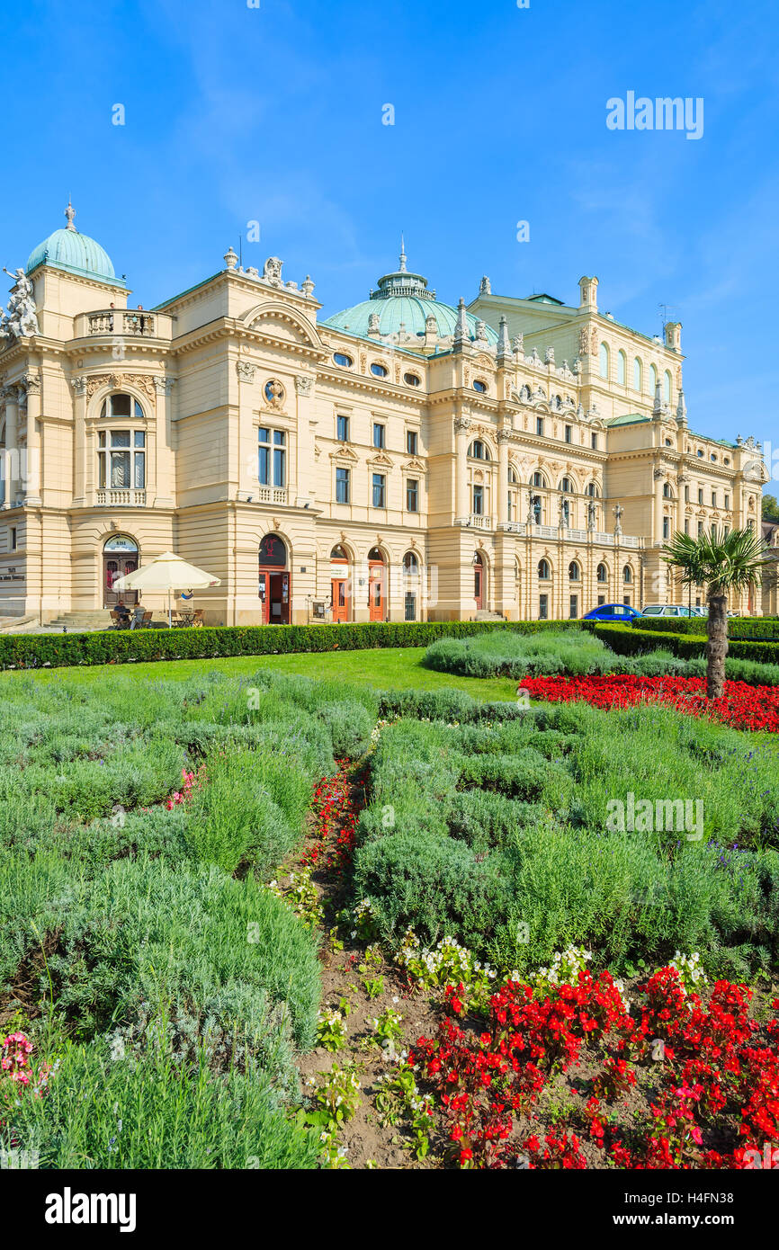 Parco verde di fronte teatro Slowackiego edificio in Cracovia in Polonia Foto Stock