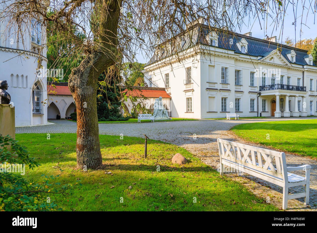 Banco di bianco in un parco di Radziejowice palace vicino a Varsavia, Polonia Foto Stock