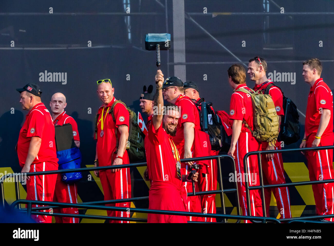 Un membro del team di Danimarca lascia il palco dopo aver ricevuto una medaglia commemorativa, sollevando un mjolnir come un simbolo di forza, durante la cerimonia di chiusura per il Invictus giochi su 12 maggio 2016 presso la ESPN Wide World Sports Complex in Orlando Florida Foto Stock