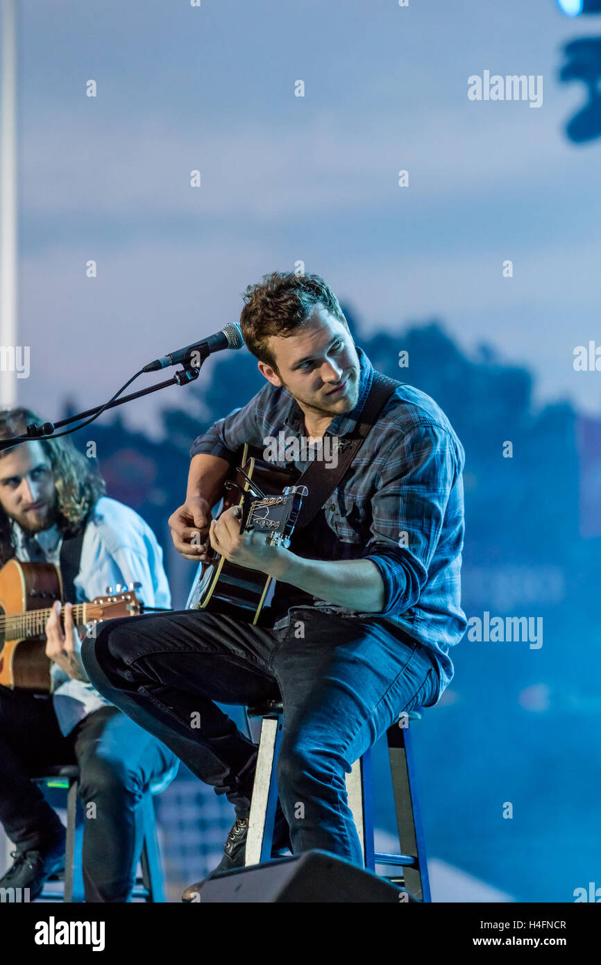 Phillip Phillips esegue alla cerimonia di chiusura per il Invictus giochi su 12 maggio 2016 presso la ESPN Wide World of Sports Complex di Orlando, in Florida. Foto Stock