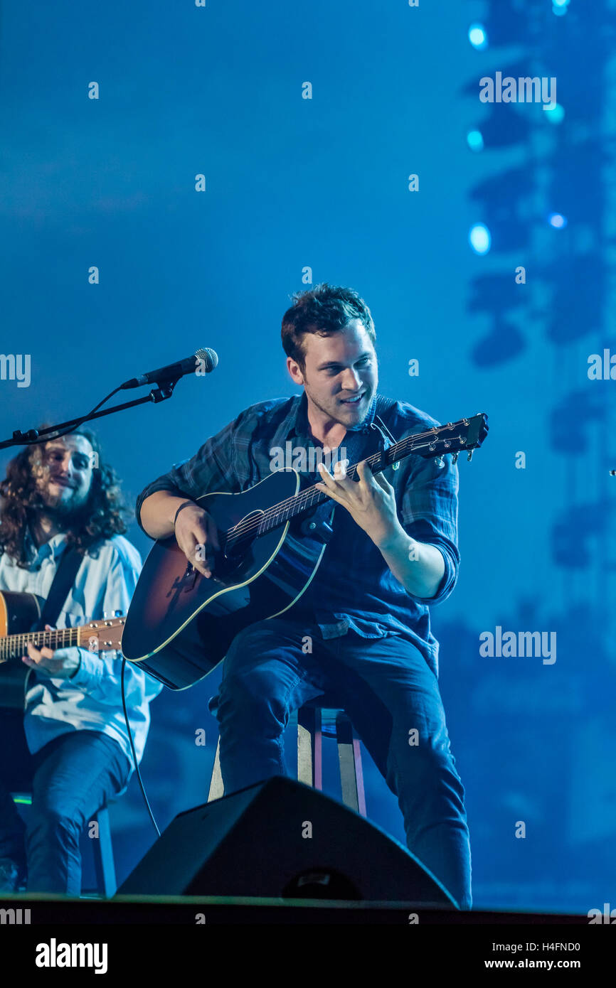 Phillip Phillips esegue alla cerimonia di chiusura per il Invictus giochi su 12 maggio 2016 presso la ESPN Wide World of Sports Complex di Orlando, in Florida. Foto Stock