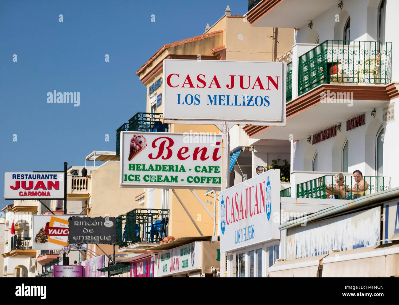 Torremolinos Costa del Sol, provincia di Malaga, Andalusia, Spagna meridionale. Ristorante segni in La Carihuela. Foto Stock