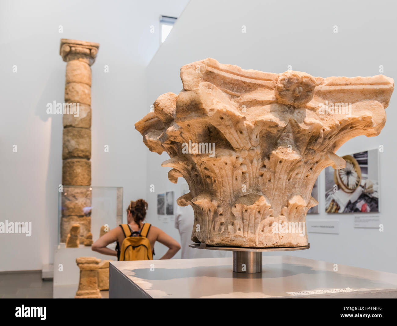 Museo sul sito presso le rovine Romane di Baelo Claudia a Bolonia, la provincia di Cadiz Cadice, Costa de la Luz, Spagna. Il marmo capitello corinzio Foto Stock