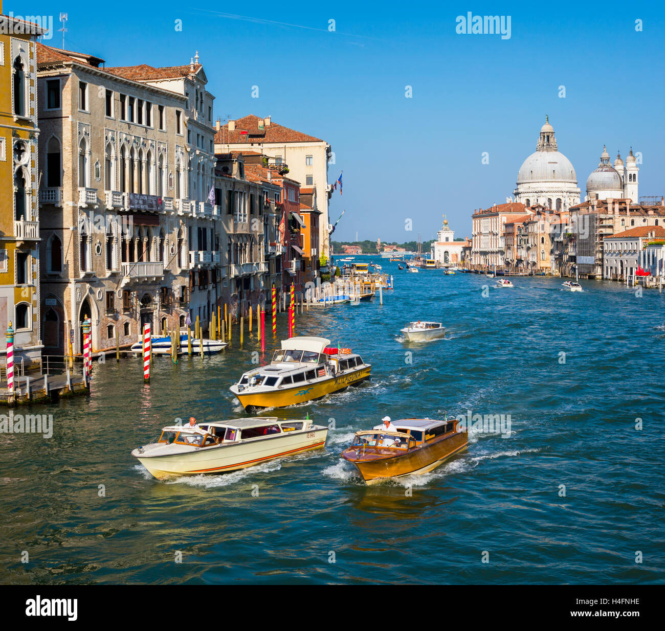 Venezia, Provincia di Venezia, regione Veneto, Italia. Vista lungo il Canal Grande fino a Santa Maria della Salute. Foto Stock