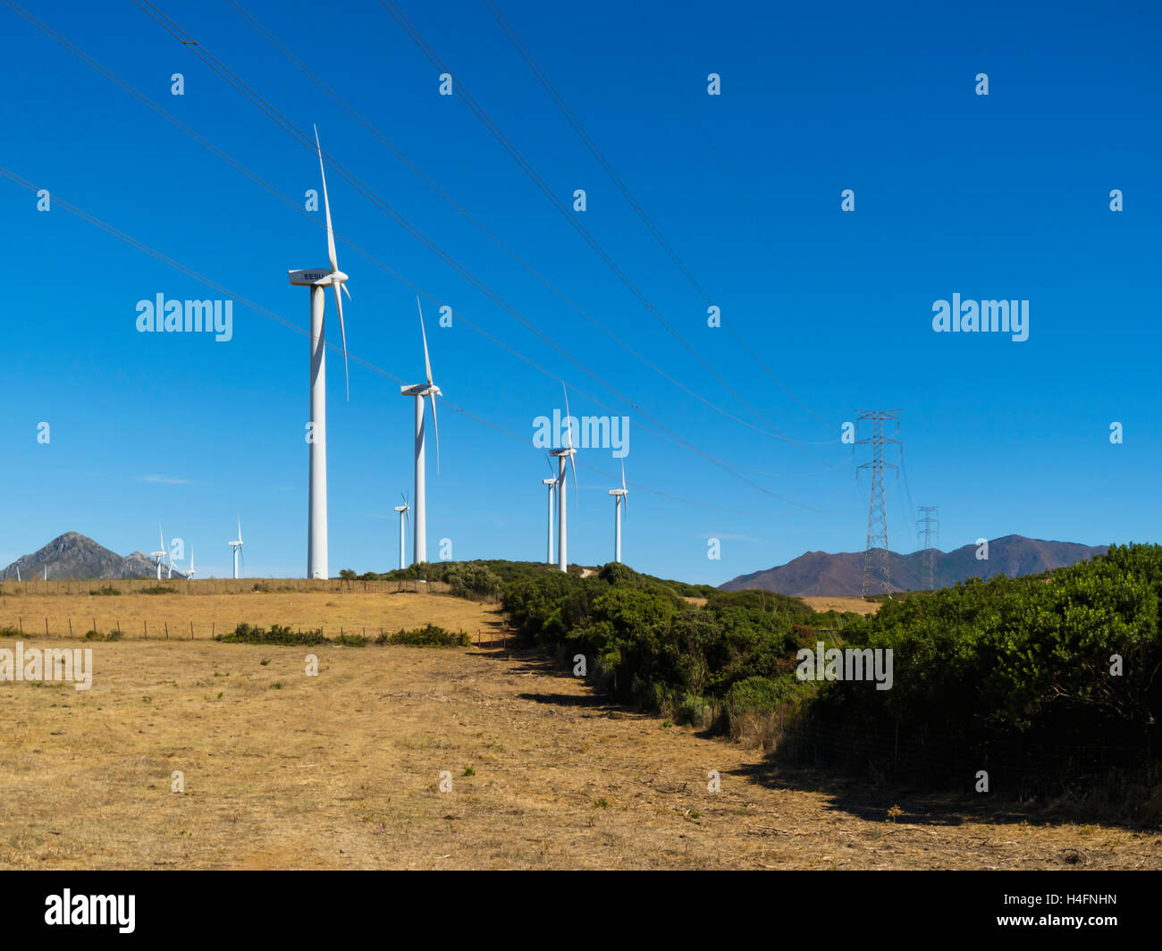Mulini a vento di produrre energia elettrica vicino a Casares, provincia di Malaga, Andalusia, Spagna meridionale. Foto Stock