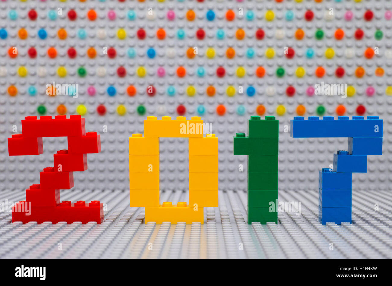 Tambov, Federazione Russa - 22 settembre 2016 Lego Nuovo anno 2017 concetto con piastre di base grigio Sfondo con mattoni rotondo 1x1 Foto Stock