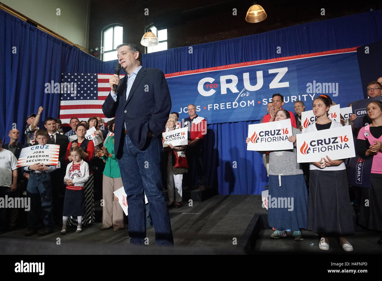 Anziani, sostenitori, ascolto, Rally con Ted Cruz in Jeffersonville, Indiana. Foto Stock
