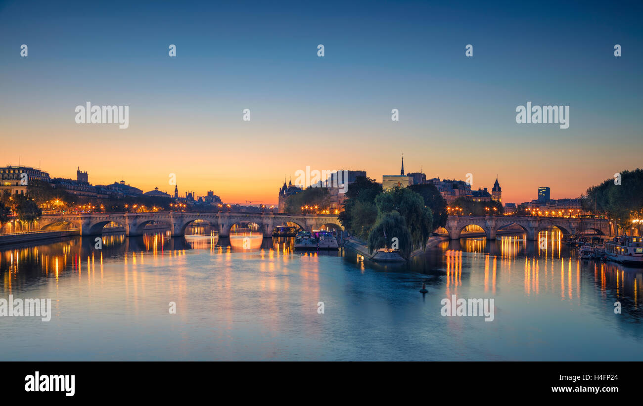 Panorama di Parigi. Immagine panoramica di Parigi riverside durante il sunrise. Foto Stock