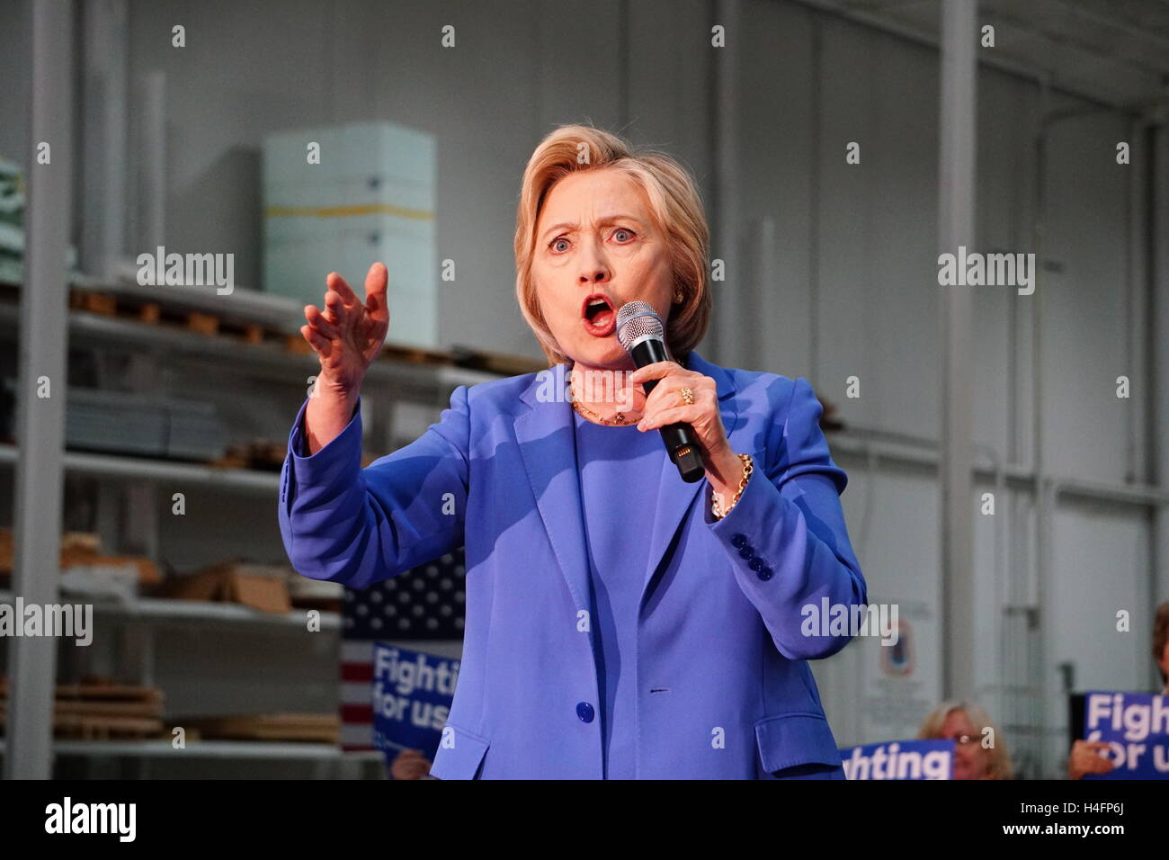 Democratici candidato presidenziale Hillary Clinton colloqui durante un rally su 15 Maggio 2016 a Louisville, Kentucky. Foto Stock