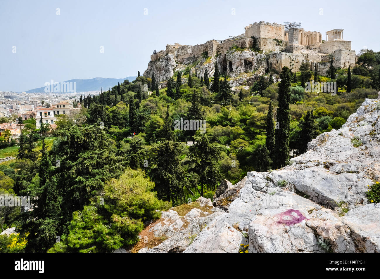 Atene, Grecia. Vista dal areopago con la collina dell'Acropoli. Foto Stock