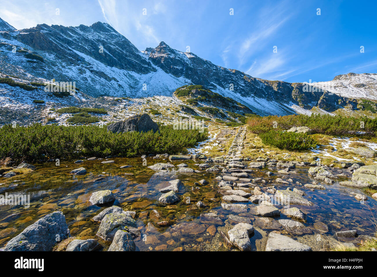Flusso di acqua sul sentiero escursionistico nella valle Gasienicowa nella stagione autunnale, Alti Tatra, Polonia Foto Stock