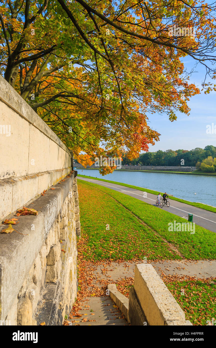 Cracovia in Polonia - Ott 7, 2014: paio di persone a cavallo bike lungo un fiume Vistola a Cracovia sulla soleggiata giornata autunnale. Cracovia è città più visitata in Polonia tra i turisti stranieri. Foto Stock