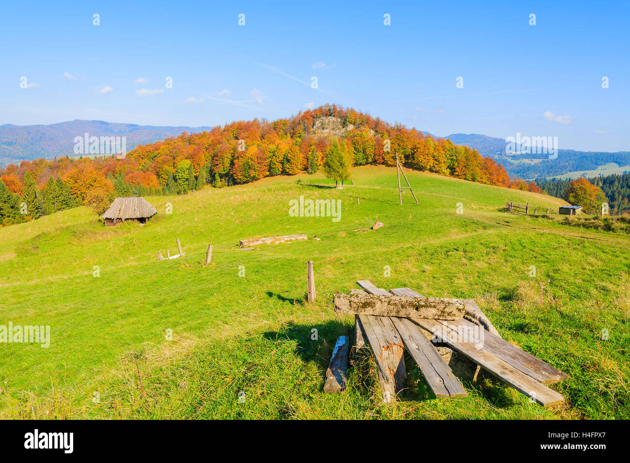Vista di prato verde e rifugio sulla soleggiata giornata autunnale, Pieniny Mountains, Polonia Foto Stock
