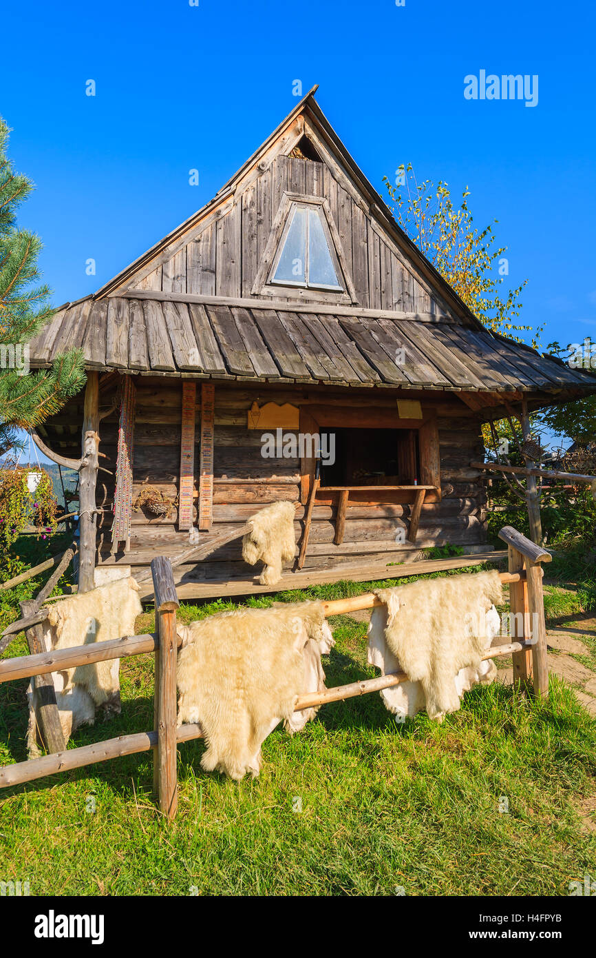 La pelliccia di pecora in vendita nella parte anteriore del rifugio in Pieniny Mountains, Polonia Foto Stock