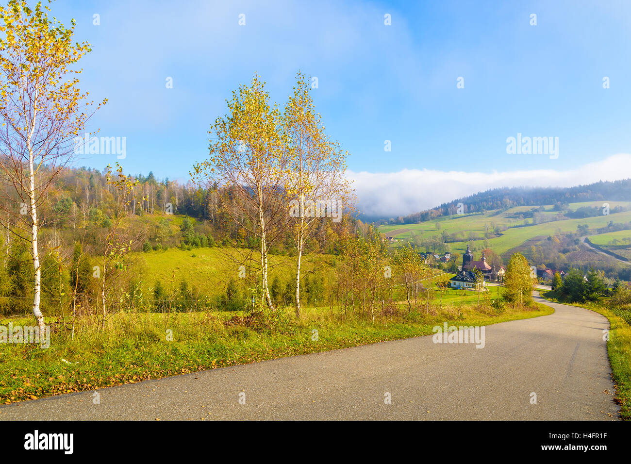 Strada di campagna al villaggio nel paesaggio autunnale di Beskid Niski montagne sulla giornata di sole, Polonia Foto Stock
