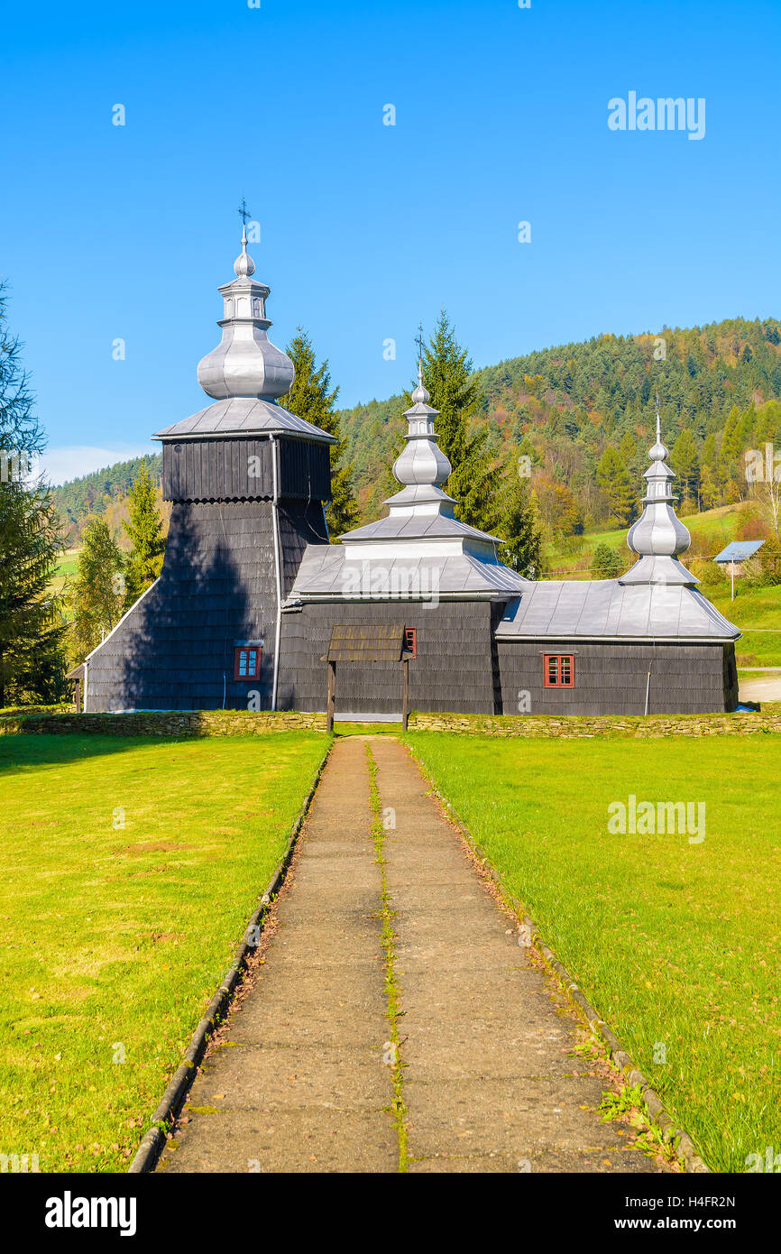 Vecchia chiesa ortodossa in legno chiesa cattolica nel villaggio Czarna sulla soleggiata giornata autunnale, Beskid Niski montagne, Polonia Foto Stock