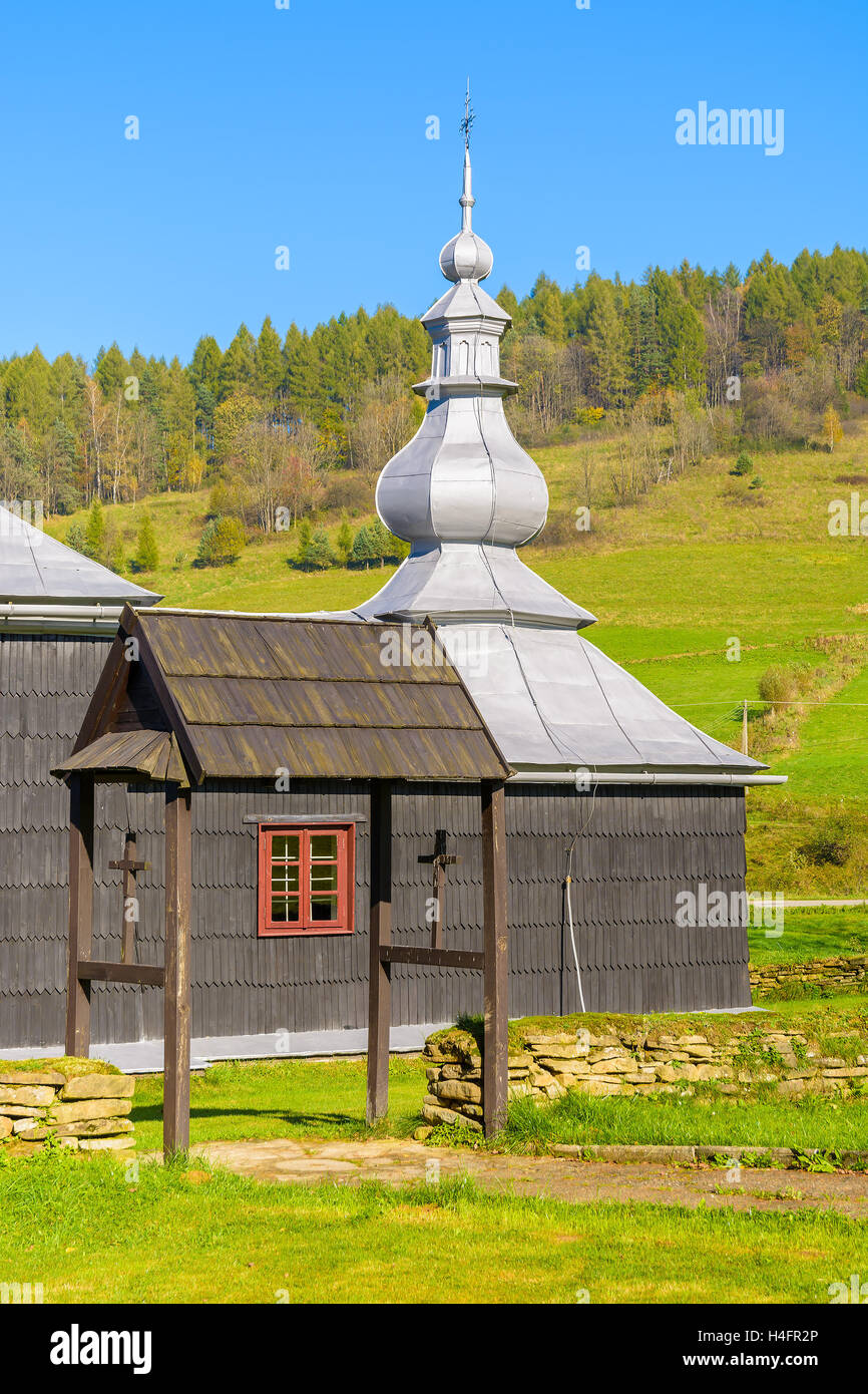 Vecchia chiesa ortodossa in legno chiesa cattolica nel villaggio Czarna sulla soleggiata giornata autunnale, Beskid Niski montagne, Polonia Foto Stock