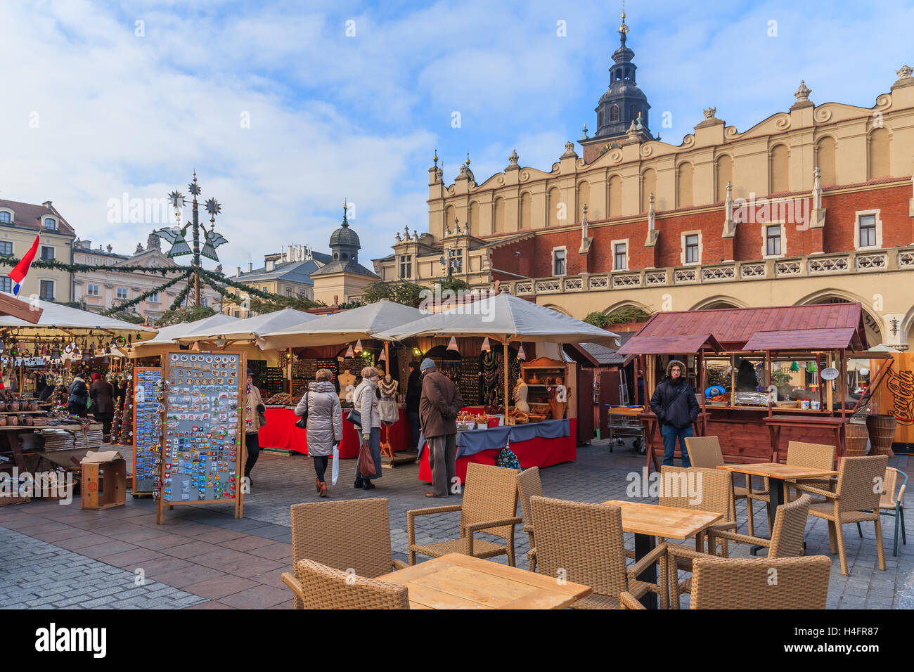 Cracovia in Polonia - Dic 10, 2014: tradizionale mercatino di Natale di Cracovia. Molti turisti visitano questa famosa città europea di acquistare i prodotti tradizionali della Polonia e godetevi il tempo di Natale. Foto Stock