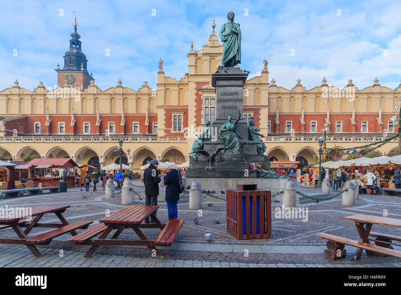 Cracovia in Polonia - Dic 10, 2014: tradizionale mercatino di Natale di Cracovia. Molti turisti visitano questa famosa città europea di acquistare i prodotti tradizionali della Polonia e godetevi il tempo di Natale. Foto Stock