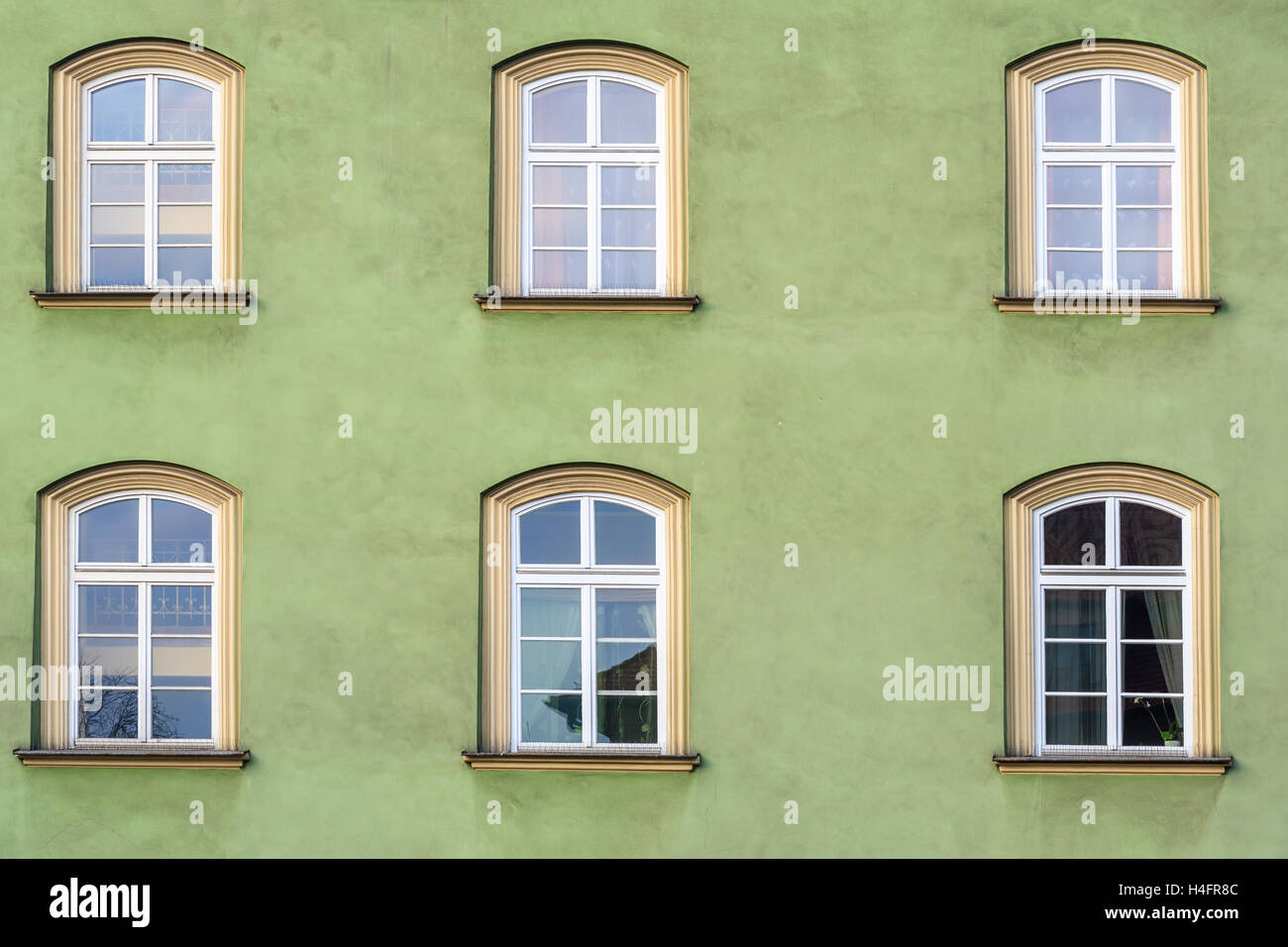 Finestre di una vecchia casa in città di Cracovia, in Polonia Foto Stock