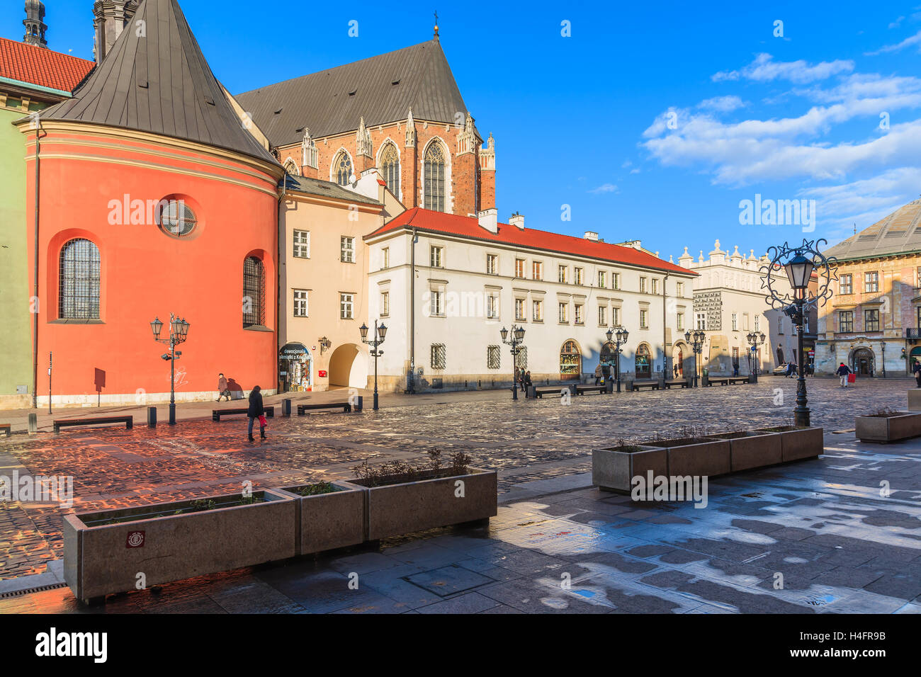 Cracovia in Polonia - Dic 12, 2014: Mariacki chiesa e case colorate sulla piazza del mercato di Cracovia (Maly Rynek). Questo è più spesso visitato la città in Polonia tra i turisti stranieri. Foto Stock