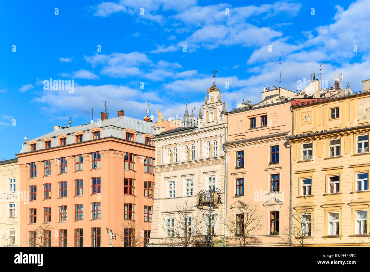 Cracovia in Polonia - Dic 12, 2014: case colorate sulla piazza del mercato di Cracovia. Questo è più spesso visitato la città in Polonia tra i turisti stranieri. Foto Stock