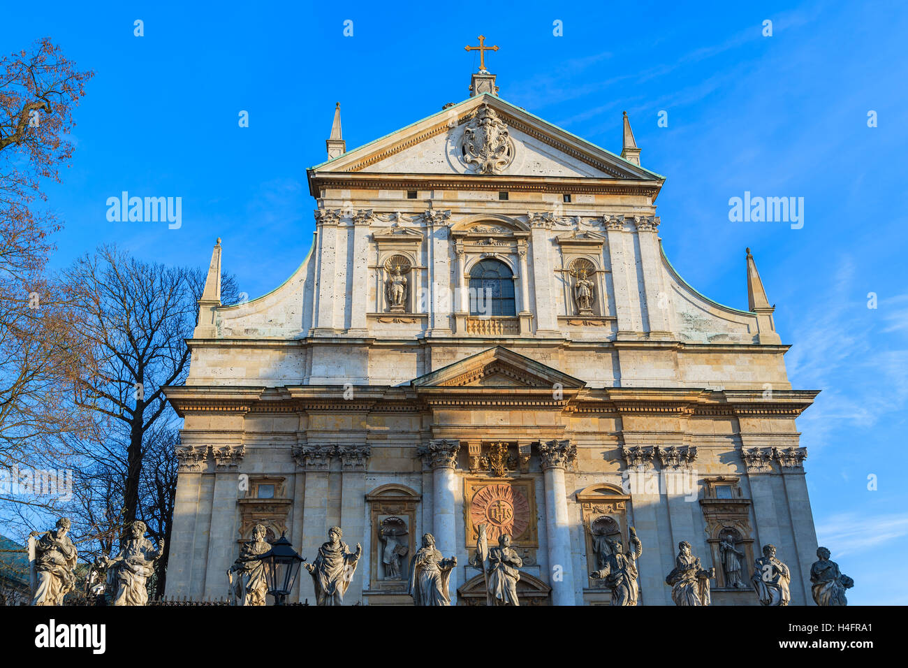 Facciata di san Pietro e Paolo Chiesa di Cracovia illuminata dal sole del pomeriggio, Polonia Foto Stock