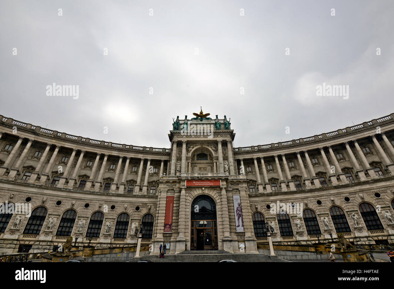 Biblioteca nazionale austriaca - Palazzo di Hofburg. Grandangolo, vista frontale. Vienna, Austria Foto Stock