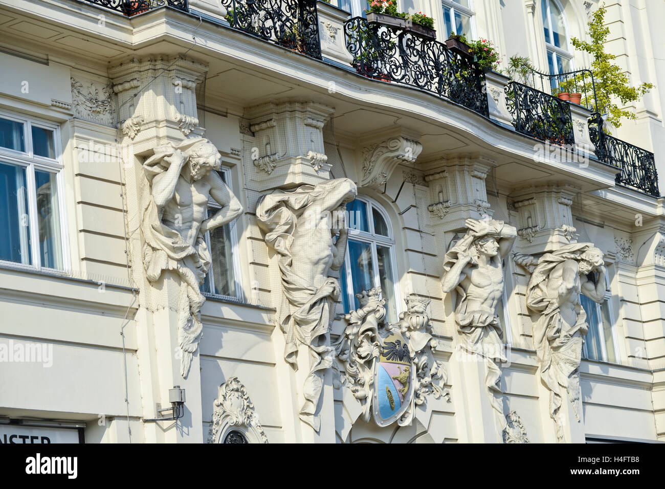Facciata in Art Nouveau, nell'edificio. Linke Wienzeile street, Vienna, Austria Foto Stock
