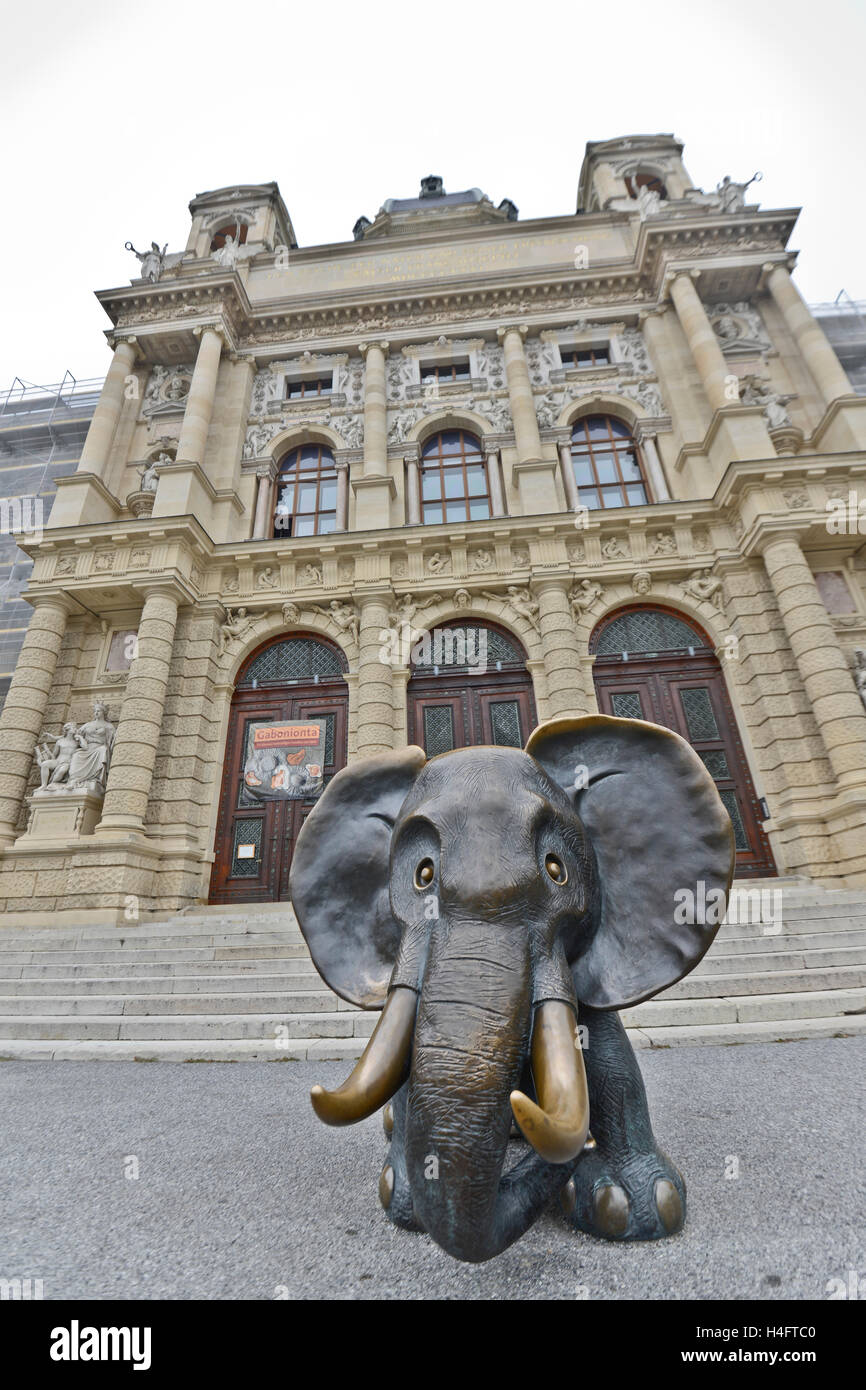 Vienna Museo di Storia Naturale. Ingresso anteriore, con un bambino mamooth scultura in bronzo sulla parte anteriore. Foto Stock