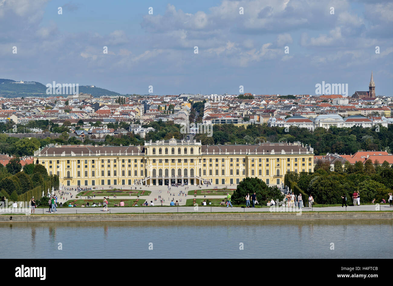 Il Palazzo di Schönbrunn, Vienna, Austria. Vista aerea, con giardino nella parte anteriore e la città sullo sfondo Foto Stock