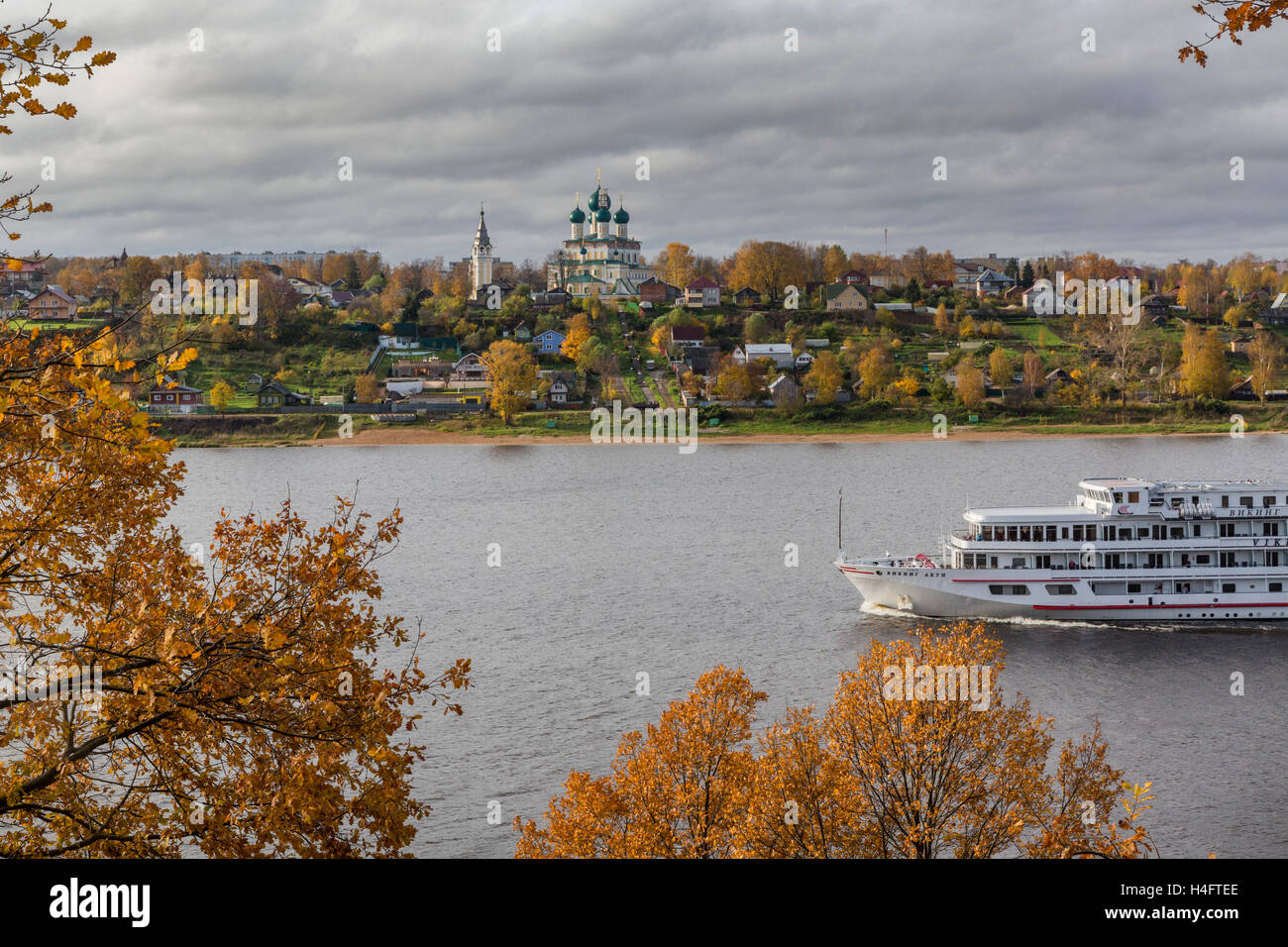 Vista autunnale del piccolo russo città provinciale Tutaev (antico nome Romanov Borisoglebsky) e del fiume Volga, Krasnojarsk Foto Stock