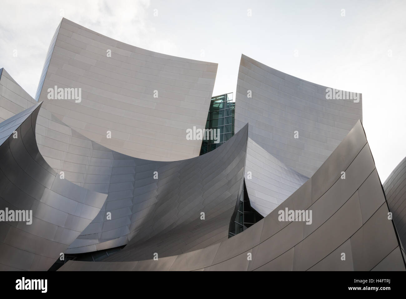 Anteriore inclinato picchi e le facciate del Walt Disney Concert Hall di Los Angeles, California, con un cielo nuvoloso sopra Foto Stock