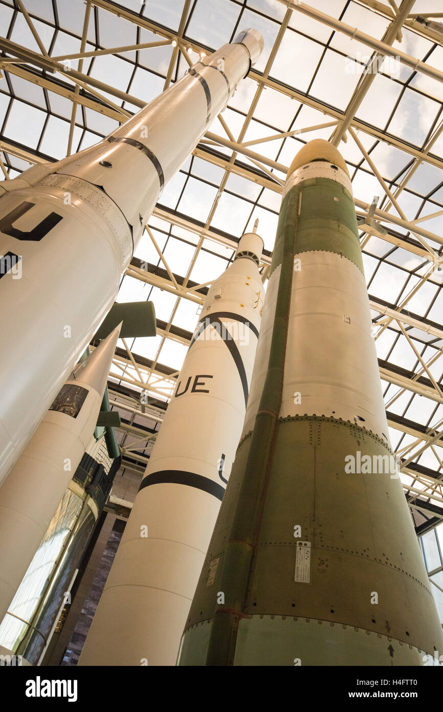 Vista verso l'alto di razzi e di missili presso lo Smithsonian, il Museo Nazionale dell'aria e dello spazio di Washington DC Foto Stock