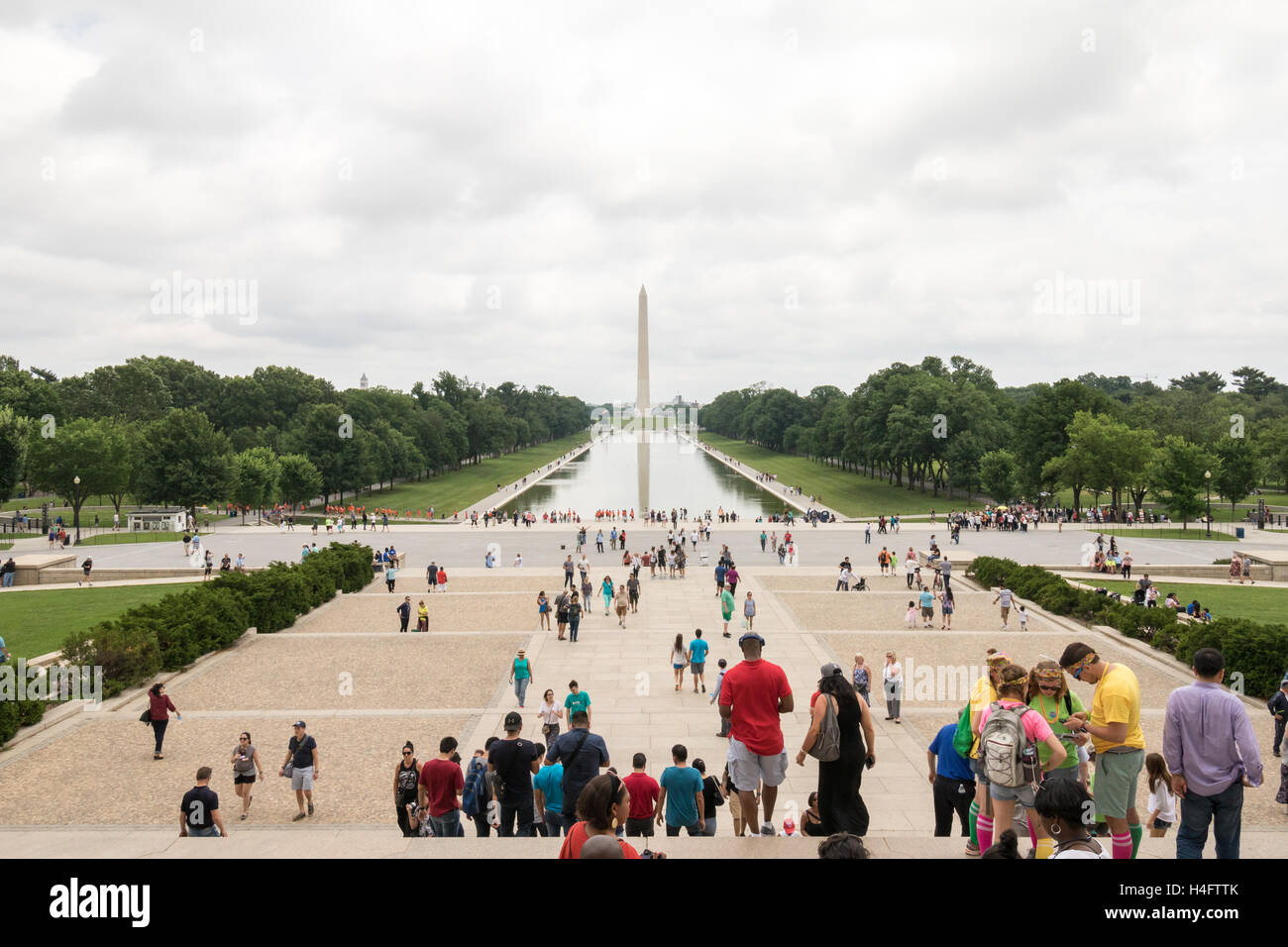 Vista dalla cima le fasi del Lincoln Memorial guardando verso il basso sulla Lincoln Memorial stagno riflettente Foto Stock