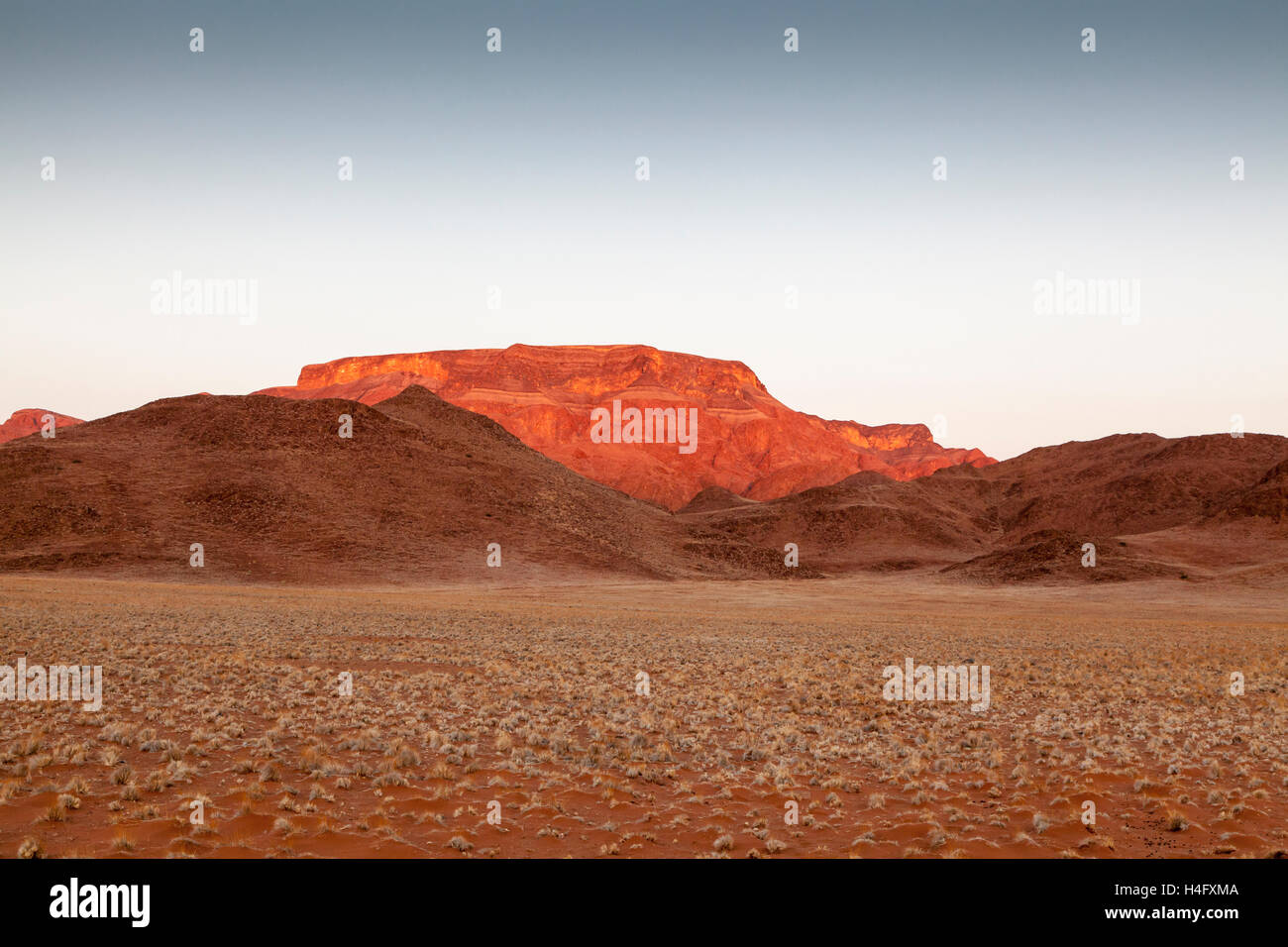 Alpen glow sulla Naukluft gamme della montagna, Sossusvlei, Namibia Foto Stock